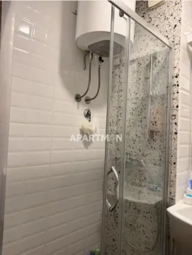Kupatilo sa tuš kabinom i bojlerom na zidu. - image 12