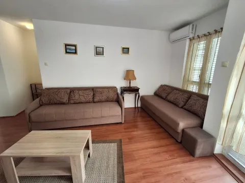 Dnevna soba sa garniturom za sjedenje, stočićem i klima uređajem. - image 6