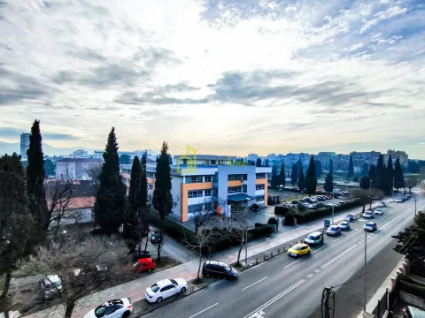 Izdavanje, trosoban stan, 143m², Centar, Podgorica - image 13