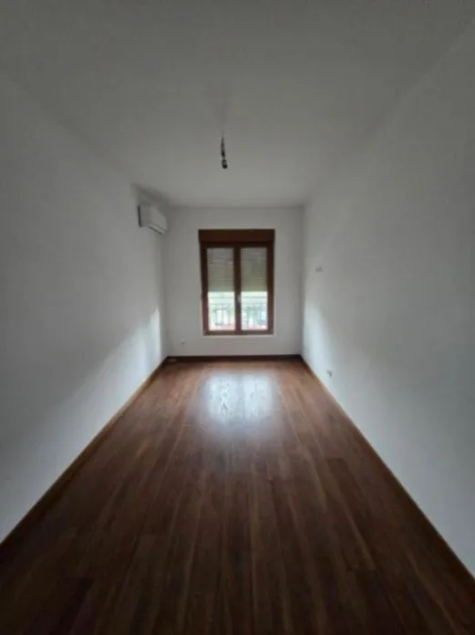 Izdavanje, trosoban stan, 96m², Master Kvart, Podgorica