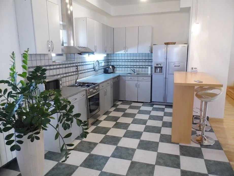 Izdavanje, kuća, 400m², Voždovac, Voždovac Sve Podlokacije