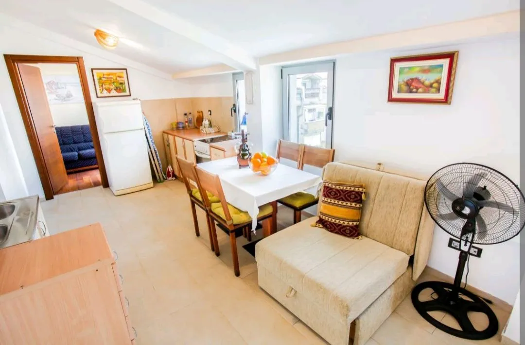 Izdavanje, jednosoban stan, 52m², Tre Canne, Budva