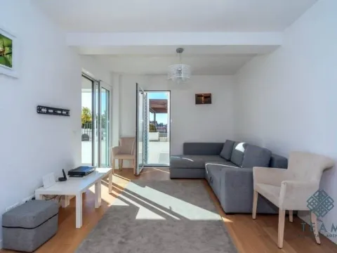 Izdavanje, trosoban stan, 72m², Pržno, Budva