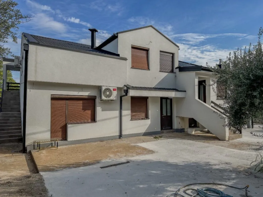 Prodaja, kuća, 343m², Obala Morače, Podgorica