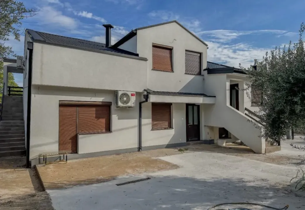 Sale, house, 343m², Obala Morače, Podgorica