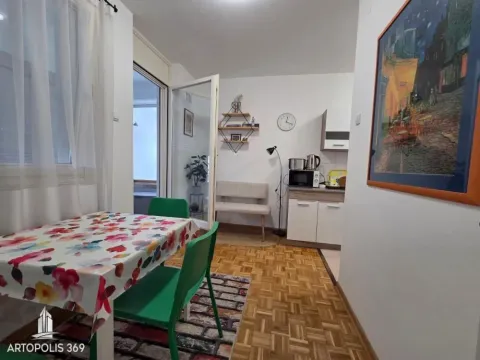 Manja kuhinja sa trpezarijskim stolom i izlazom na terasu. - image 9