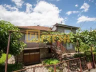 Prodaja, kuća, 240m², Dalmatinska ulica, Podgorica - image 1