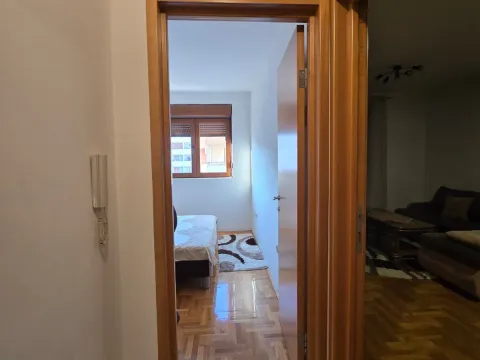 Izdavanje, jednosoban stan, 42m², Stari Aerodrom, Podgorica - image 3