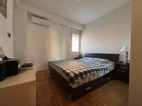 Spavaća soba sa bračnim krevetom, noćnim stočićima i klima uređajem. - image 7