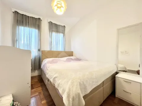 Spavaća soba sa bračnim krevetom, prozorima i ogledalom. - image 5
