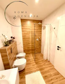 Moderne kupatilo sa tuš kabinom i drvenim pločicama. - image 11