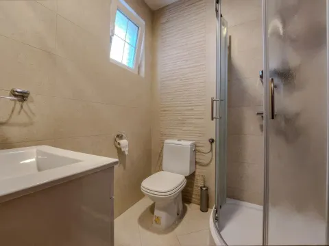 Izdavanje, trosoban stan, 130m², Dobrota, Kotor - image 6