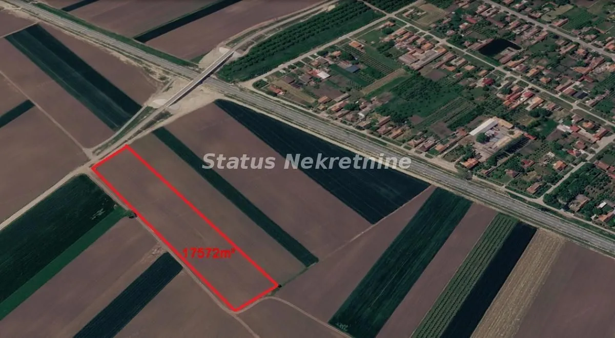 Pogled iz vazduha na zemljište označeno crvenim okvirom sa istaknutom površinom.