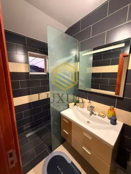Moderno opremljeno kupatilo sa tuš kabinom i umivaonikom. - image 5