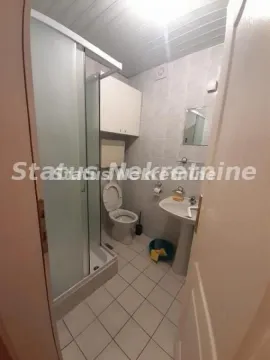 Manje kupatilo sa tuš kabinom, umivaonikom i toaletom. - image 8
