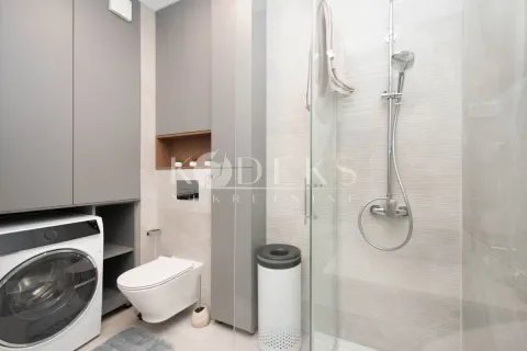 Moderne kupatilo sa tuš kabinom, wc šoljom i ugrađenom mašinom za pranje veša. - image 9