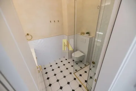 Moderno opremljeno kupatilo sa tuš kabinom. - image 9