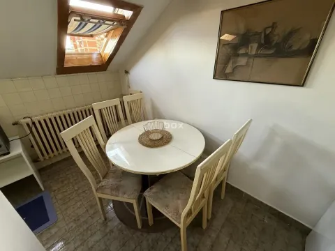 Trpezarija sa okruglim stolom i stolicama u potkrovlju. - image 5
