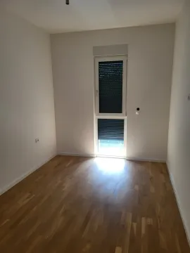 Prazna soba sa parketom i balkonskim vratima. - image 8