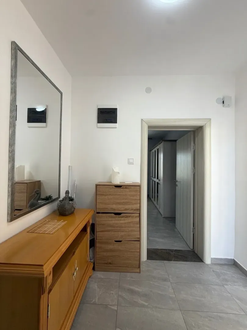 Izdavanje, dvosoban stan, 80m², Kalimanj, Tivat