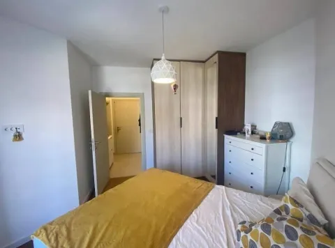 Namještena spavaća soba sa bračnim krevetom, ormarom i komodom. - image 11