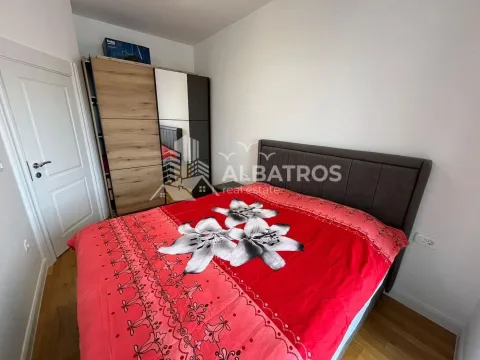 Furnished bedroom with a double bed and a wardrobe. - image 9