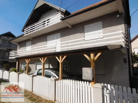 Pogled na spoljašnjost kuće sa dvorištem, ogradom i terasom. - image 4