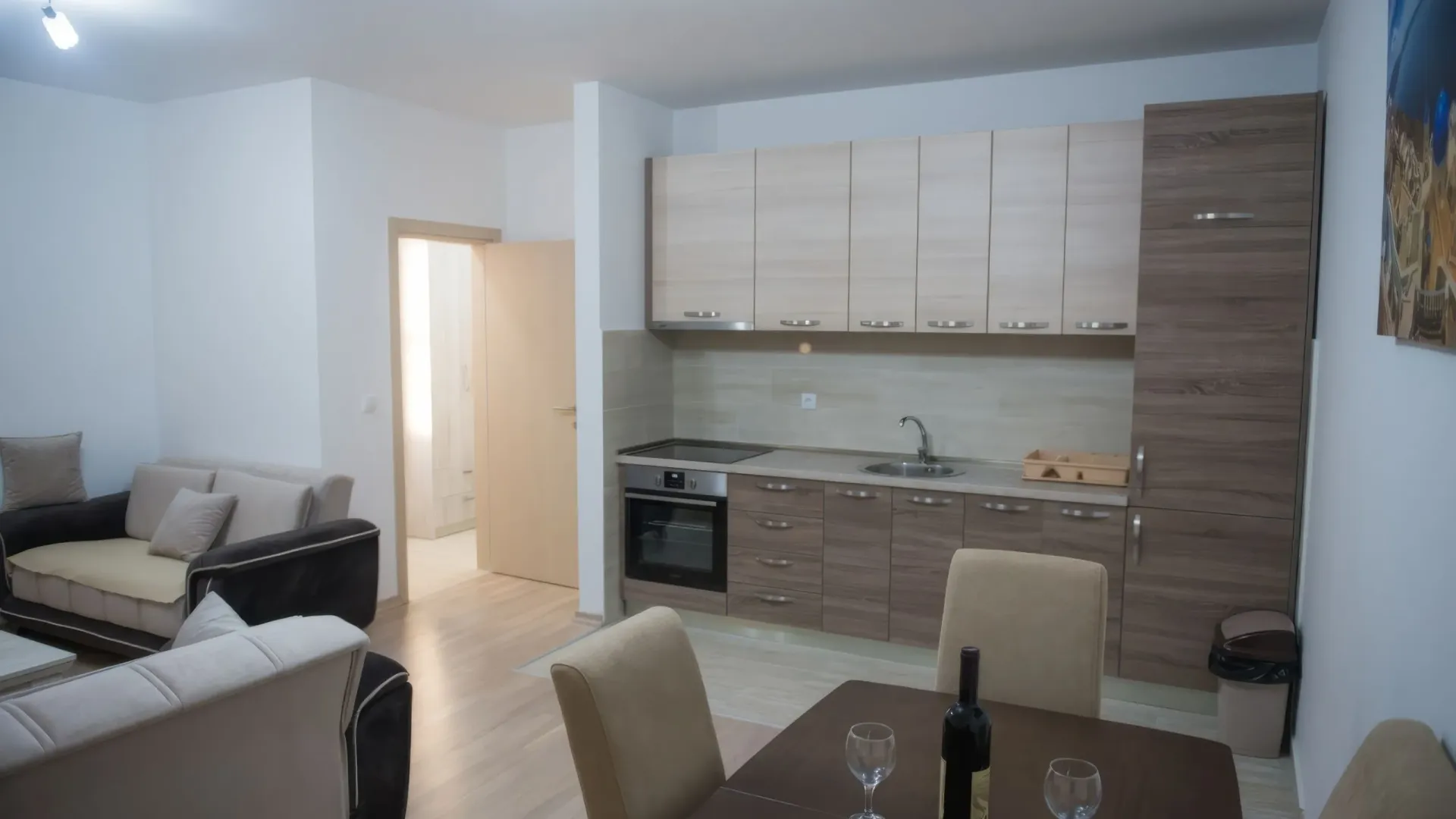Izdavanje, dvosoban stan, 81m², Dobrota, Kotor