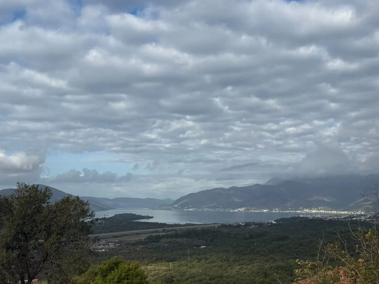 Pogled na zaliv i okolne planine sa terase.