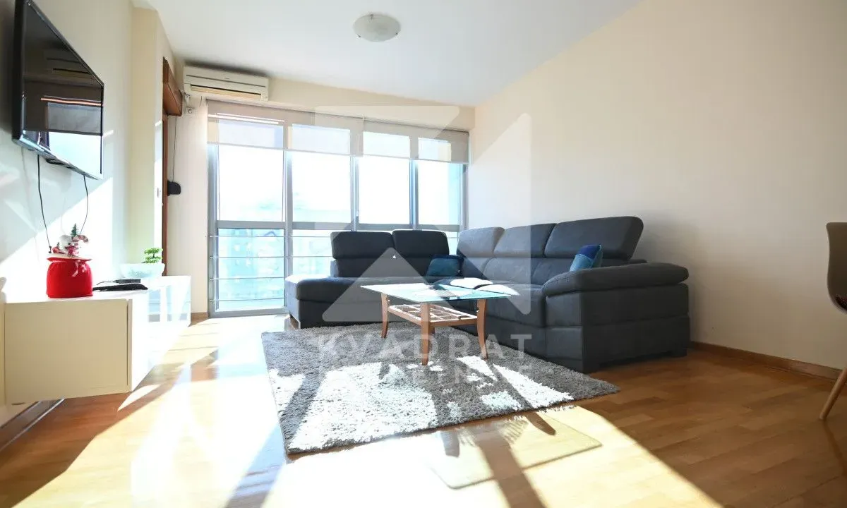 Izdavanje, dvosoban stan, 85m², Preko Morače, Podgorica