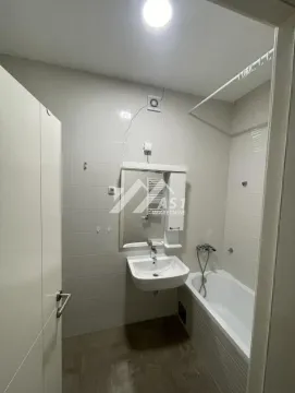 Pregled manjeg kupatila sa umivaonikom, ogledalom i kadom. - image 6