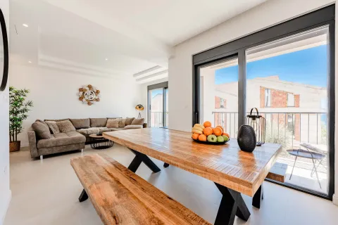 Izdavanje, kuća, 141m², Blizikuće, Budva - image 4