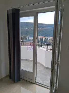 Pogled na terasu i okolinu kroz otvorena balkonska vrata. - image 4