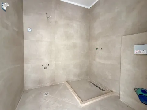 Nezavršeno kupatilo sa pločicama i pripremljenim instalacijama. - image 9