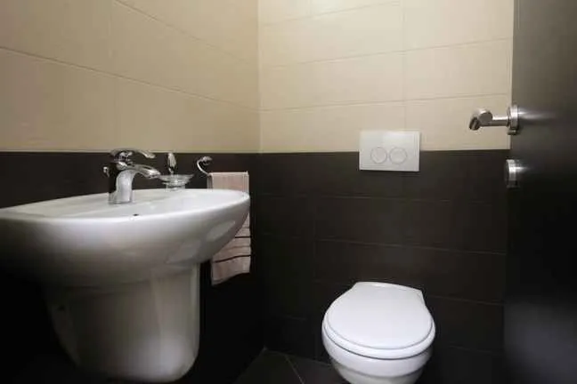 Manje kupatilo sa umivaonikom i wc šoljom.