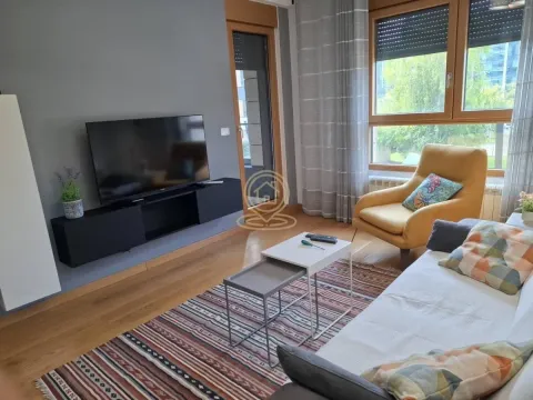 Dnevna soba sa garniturom, foteljom, televizorom i trpezarijskim stolom. - image 2