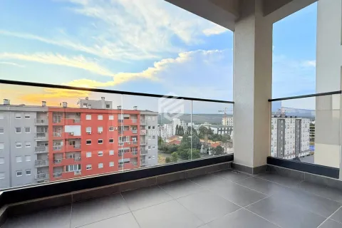 Prostrani balkon sa staklenom ogradom i pogledom na grad. - image 12