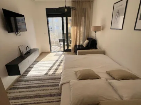 Izdavanje, garsonjera, 38m², Soho City, Bar - image 8