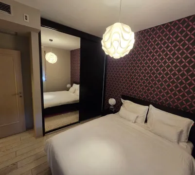 Moderna spavaća soba sa bračnim krevetom i velikim ugradnim garderoberom sa ogledalom. - image 7