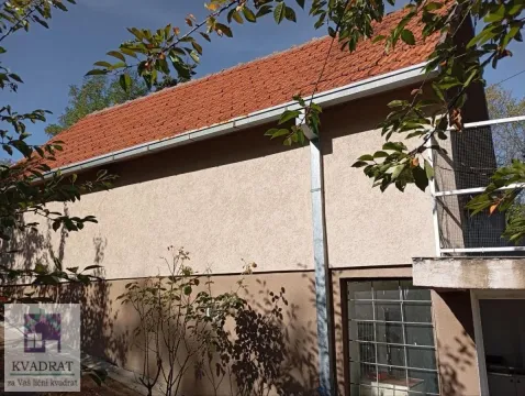 Pogled na spoljašnjost kuće sa fasadom i krovom prekrivenim crvenim crepom. - image 3
