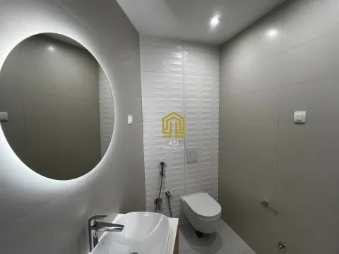 Moderne opremljeno kupatilo sa umivaonikom i wc šoljom. - image 16