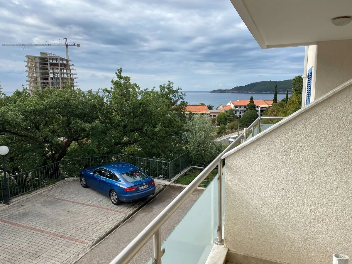 Pogled sa balkona na more, parking i okolinu.