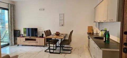 Moderan dnevni boravak sa trpezarijom i ugradnom kuhinjom. - image 3