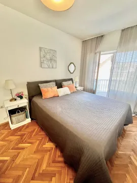 Nameštena spavaća soba sa bračnim krevetom i izlazom na terasu. - image 8
