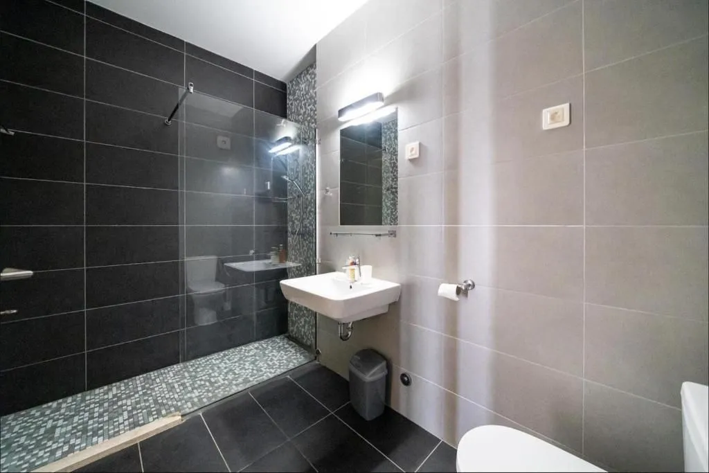 Prodaja, dvosoban stan, 84m², Morinj, Kotor