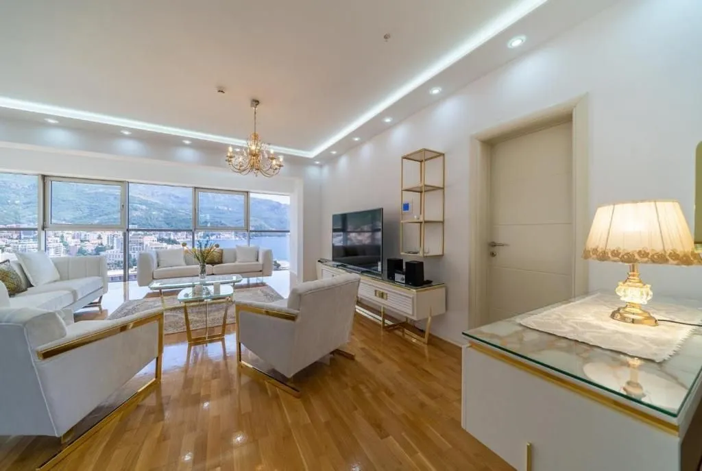 Izdavanje, trosoban stan, 150m², Budva, Crna Gora