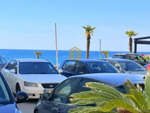 Pogled na parking i more sa spoljne strane nekretnine. - image 2