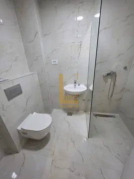 Moderno opremljeno kupatilo sa tuš kabinom i mermernim pločicama. - image 8