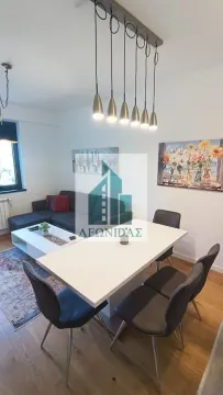 Dnevni boravak sa trpezarijskim stolom i stolicama. - image 5