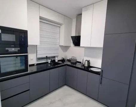 Moderna kuhinja sa sivim i bijelim elementima i ugradnim uređajima. - image 2